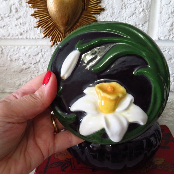 Vintage ceramic black container with daffodil flower - Picture 1 of 9
